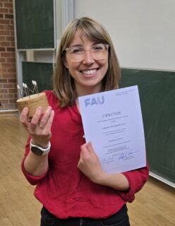 Zum Artikel "Lehrpreis der Fakultät für innovative Lehrkonzepte 2025 geht an Madeleine Flötotto"